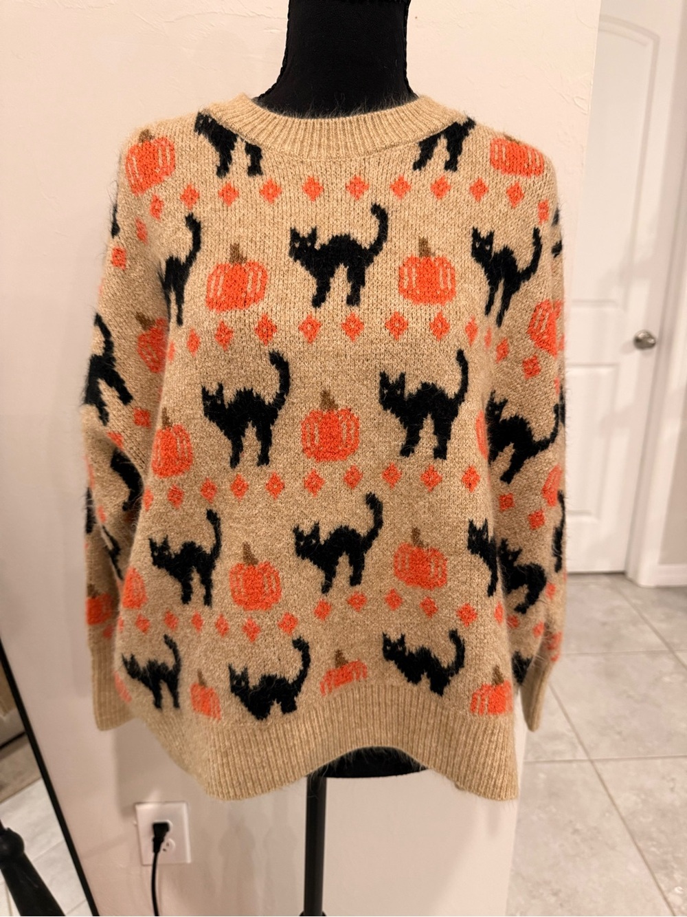 Vince Camuto Tan Crewneck Sweater with Black Cats & Orange Pumpkins Halloween